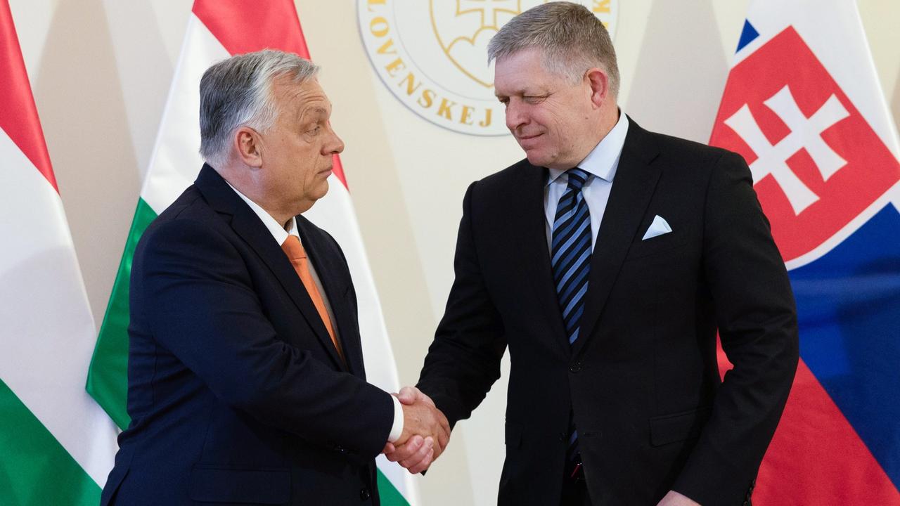 Na snímke maďarský premiér Viktor Orbán (vľavo) a slovenský premiér Robert Fico si podávajú ruky počas stretnutia v Bratislave v pondelok 28. apríla 2025.
