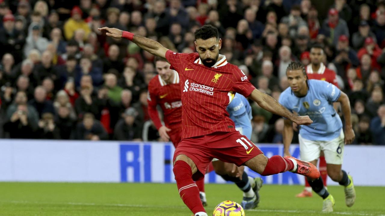 KK73  Liverpool - Na snímke hráč Liverpoolu Mohamed Salah strieľa gól z penalty počas zápasu 13. kola anglickej Premier League FC Liverpool - Manchester City v Liverpoole 1. decembra 2024. FOTO TASR/AP
Liverpool's Mohamed Salah scores his side's second goal from the penalty spot during the English Premier League soccer match between Liverpool and Manchester City at Anfield Stadium, Liverpool, England, Sunday Dec. 1, 2024. (AP Photo/Ian Hodgson)