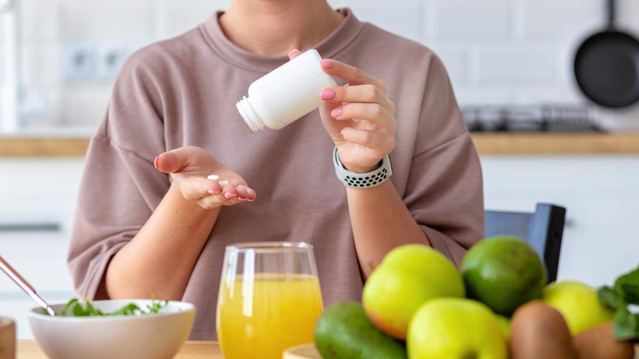 Môžeme počas užívania antibiotík piť džos, kávu, mlieko či alkohol? Dozviete sa v podcaste Dobré jedlo pre Zdravie.