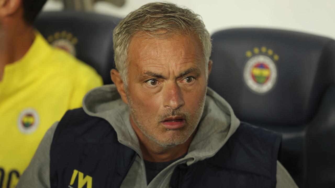 WA 37 Istanbul - Tréner Fenerbahce Jose Mourinho reaguje pred zápasom 1. kola hlavnej fázy Európskej ligy vo futbale Fenerbahce Istanbul - Royale Union Saint-Gilloise v Istanbule vo štvrtok 26. septembra 2024. FOTO TASR/AP 


Fenerbahce's head coach Jose Mourinho reacts prior to the Europa League opening phase soccer match between Fenerbahce and Union SG at the Sukru Saracoglu stadium in Istanbul, Turkey, Thursday, Sept. 26, 2024. (AP Photo)