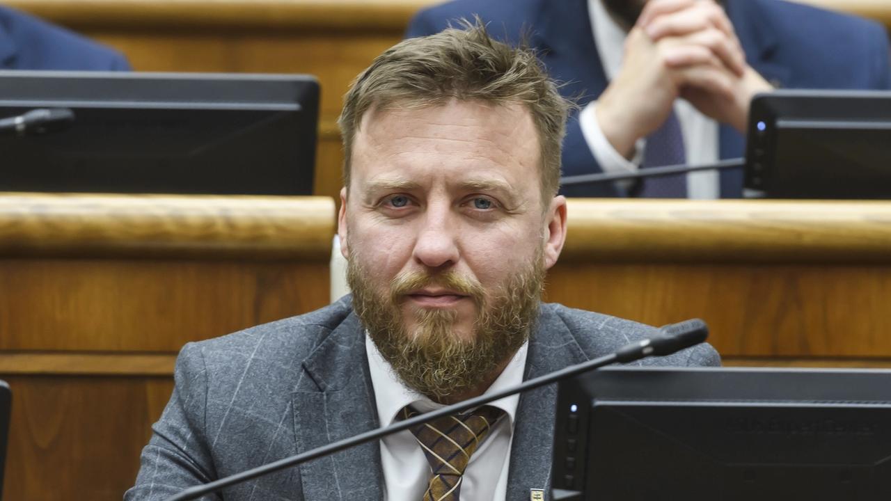 Poslanec SNS si vyslúžil studenú sprchu.