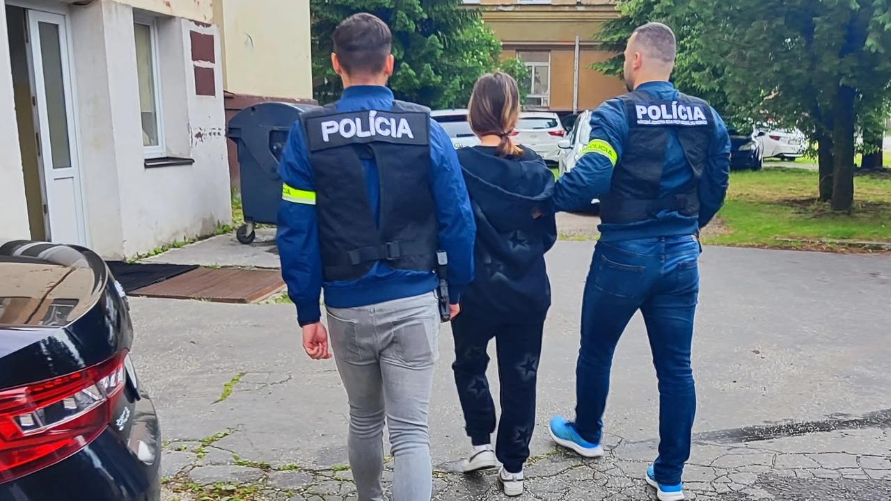 Polícia zadržala 17-ročnú dievčinu, je podozrivá z otrasných činov.