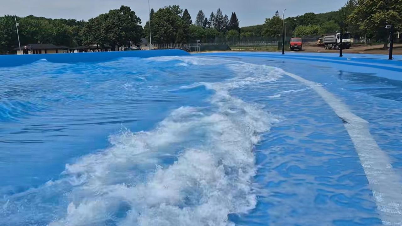 V Kurinci majú veľkú atrakciu - bazén s umelými vlnami a vlnobitím.