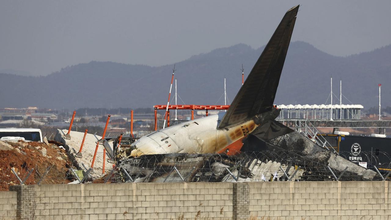  Lietadlo spoločnosti Jeju Air v nedeľu pri pristávaní vybočilo z dráhy a narazilo do múru na letisku Muan. 