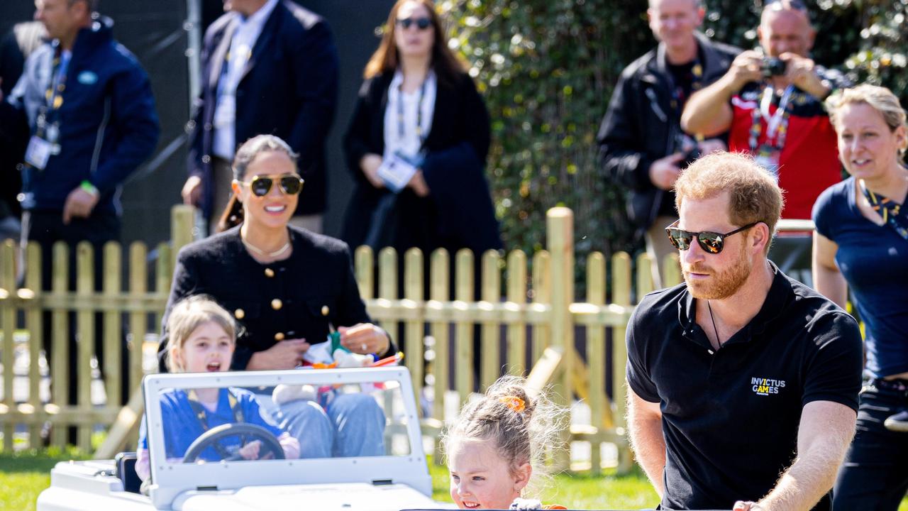 Aj keď to zlé jazyky tvrdia, v Amerike sa Harry a Meghan vôbec nenudia: Trávia čas s touto známou rodinou!