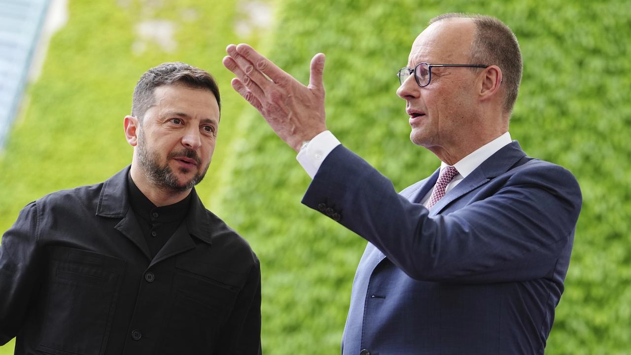 WA 14 Berlín - Ukrajinský prezident Volodymyr Zelenskyj  (vľavo) a nemecký kancelár Friedrich Merz.