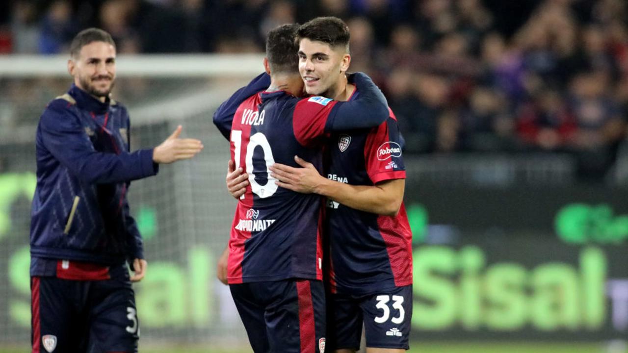 CAGLIARI, ITALY - NOVEMBER 29: Nicolas Viola and Adam Obert of Cagliari celebrate the winner during the Serie A match between Cagliari and Verona at Sardegna Arena on November 29, 2024 in Cagliari, Italy. (Photo by Enrico Locci/Getty Images)