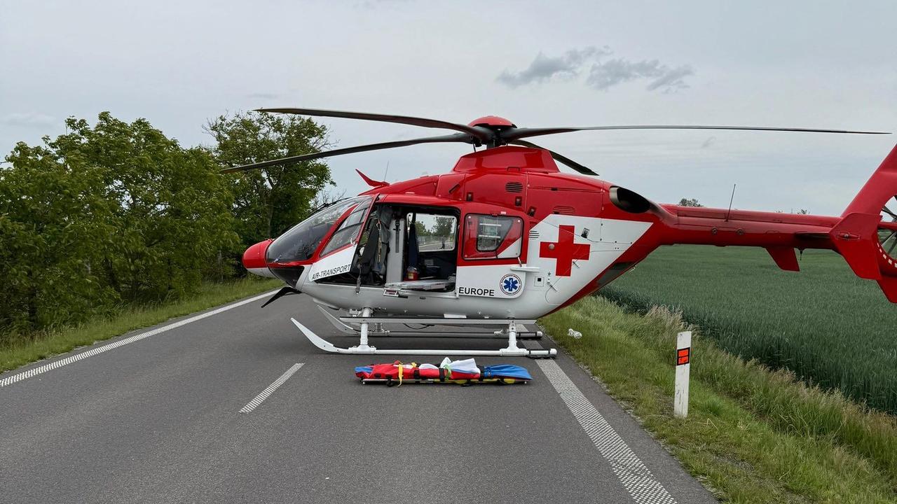 Čelná zrážka dvoch osobných áut pri obci Oľdza v okrese Dunajská Streda si v piatok napoludnie vyžiadala päť zranených osôb i zásah záchranárskeho vrtuľníka.