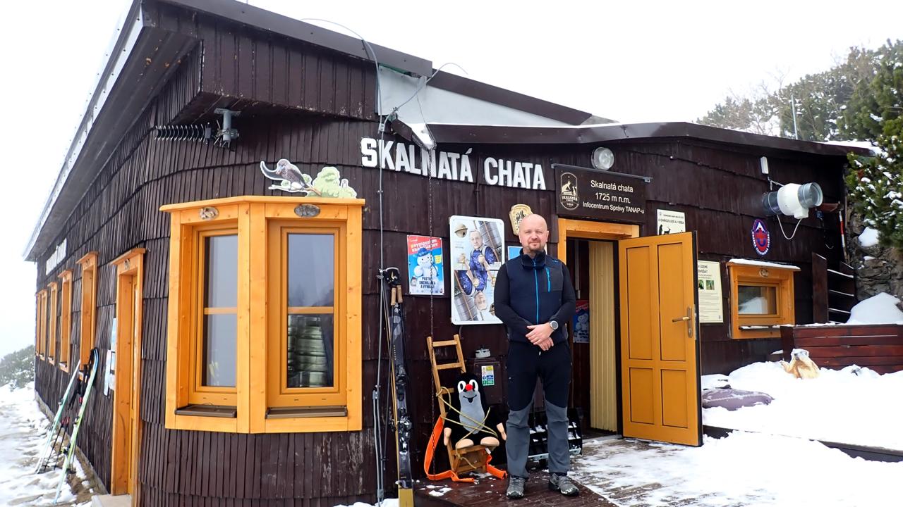 Na snímke je chatár Pavol Kulanga na Skalnatej chate na Skalnatom plese vo Vysokých Tatrách.
