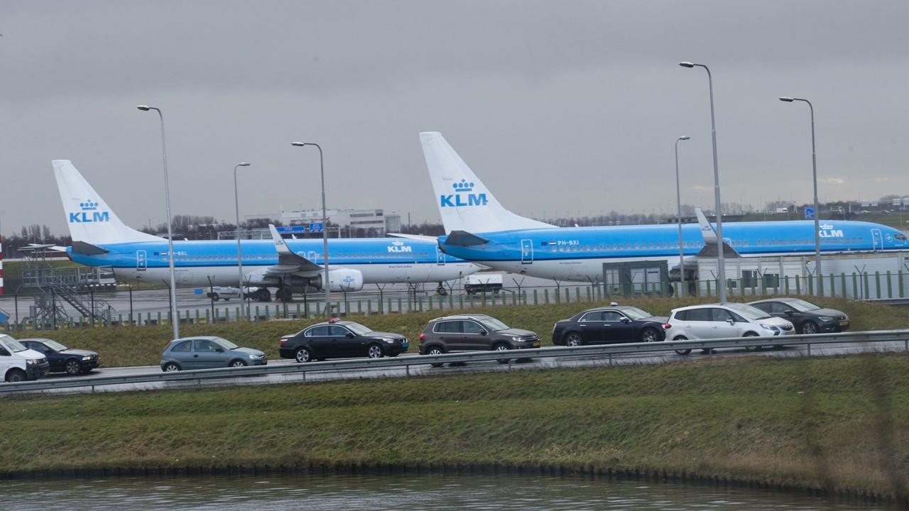 Na archívnej snímke stoja lietadlá KLM na letisku Schiphol neďaleko Amsterdamu.