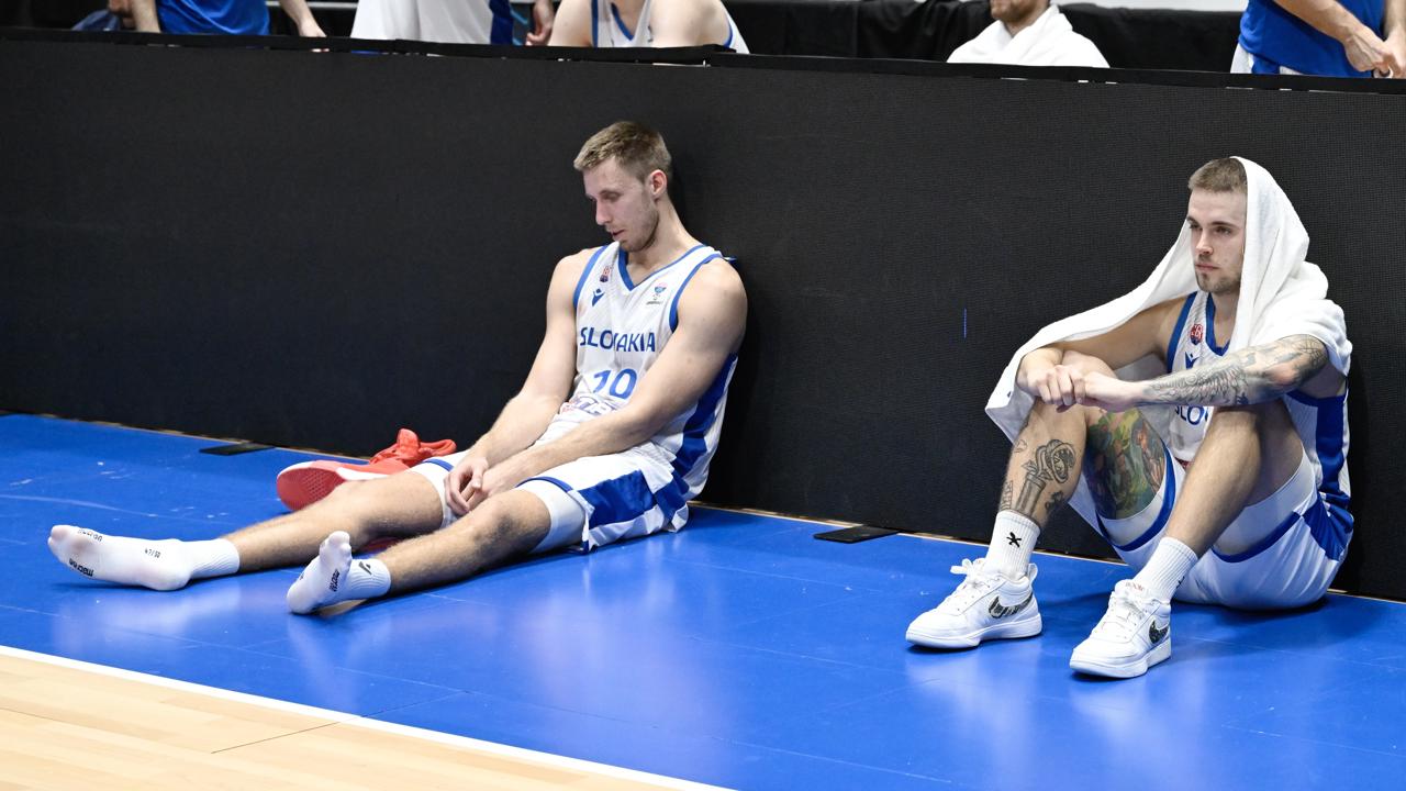  Vladimír Brodziansky a Mário Ihring (obaja Slovensko) po prehre v zápase 3. kola C-skupiny kvalifikácie ME 2025 v basketbale mužov Slovensko - Španielsko v Bratislave.