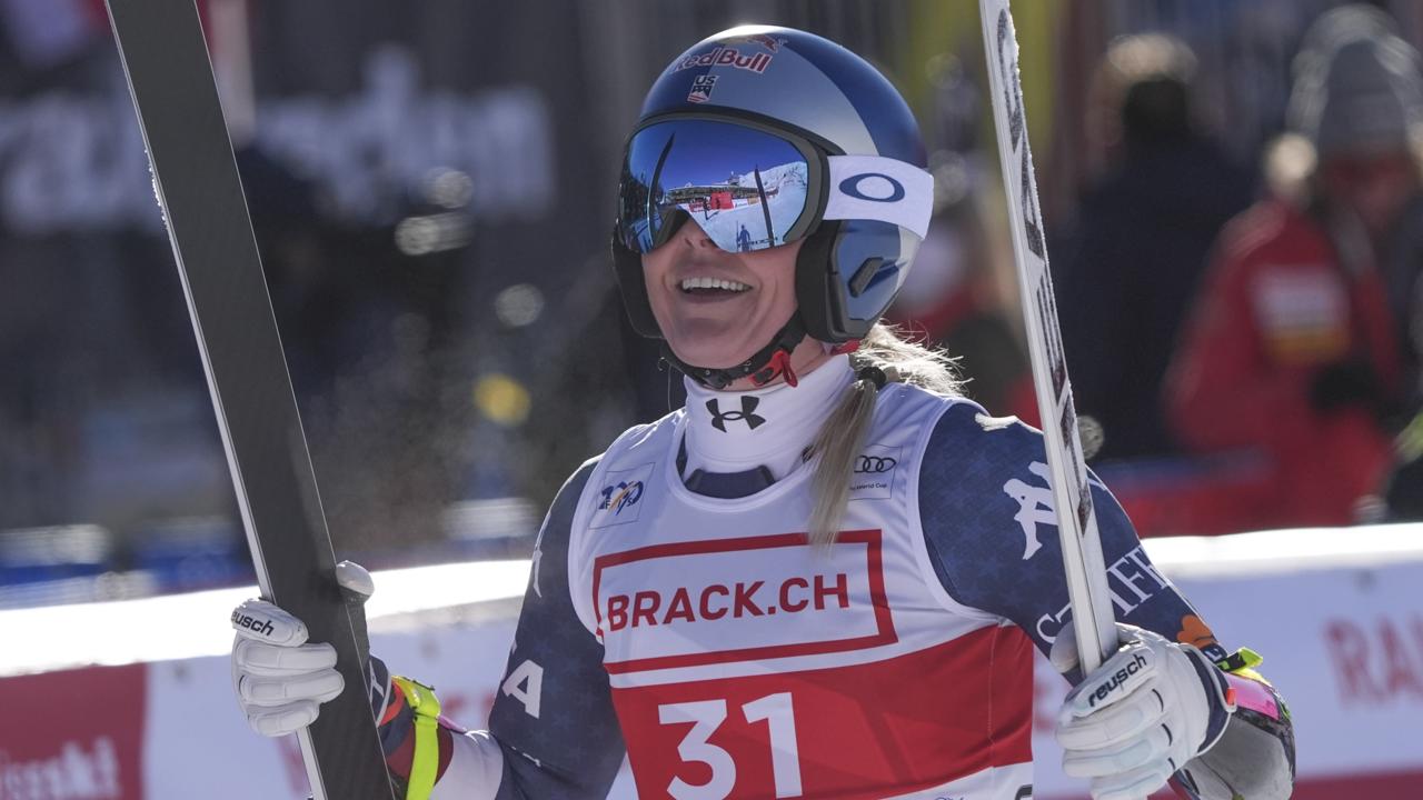 AZ8 St. Moritz  - Američanka Lindsey Vonnová sa raduje v cieli po super-G alpských lyžiarov vo švajčiarskej obci St. Moritz v sobotu 21. decembra 2024. FOTO TASR/AP 


United States' Lindsey Vonn celebrates at the finish area of an alpine ski, women's World Cup super G, in St. Moritz, Switzerland, Saturday, Dec. 21, 2024. (AP Photo/Giovanni Auletta)