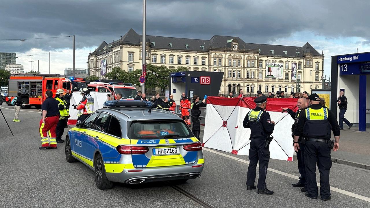 Najmenej 12 ľudí utrpelo zranenia pri útoku nožom, ktorý sa odohral v piatok na železničnej stanici v meste Hamburg na severe Nemecka, informovali tamojšie úrady. Polícia na platforme X uviedla, že podozrivú osobu zadržala. TASR o tom píše na základe správy agentúr DPA a AP.