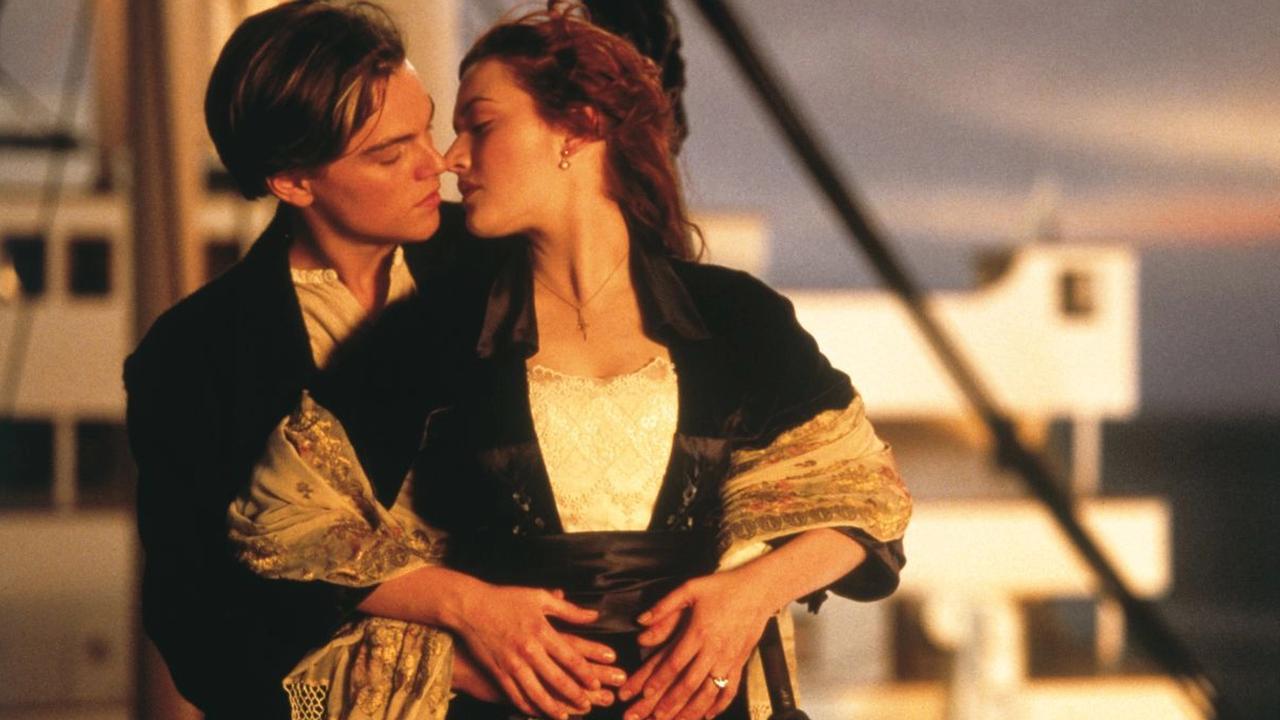 Jedna z najromantickejších scén kultového Titanicu... Rose a Jack v láskyplnom objatí.