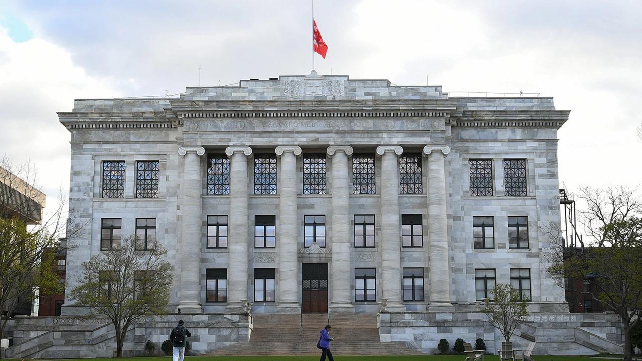 Harvardská univerzita lieta v problémoch. Hlavný patológ  Cedric Lodge  sa priznal, že obchodoval s ľuskými orgánmi z univerzitnej márnice. 