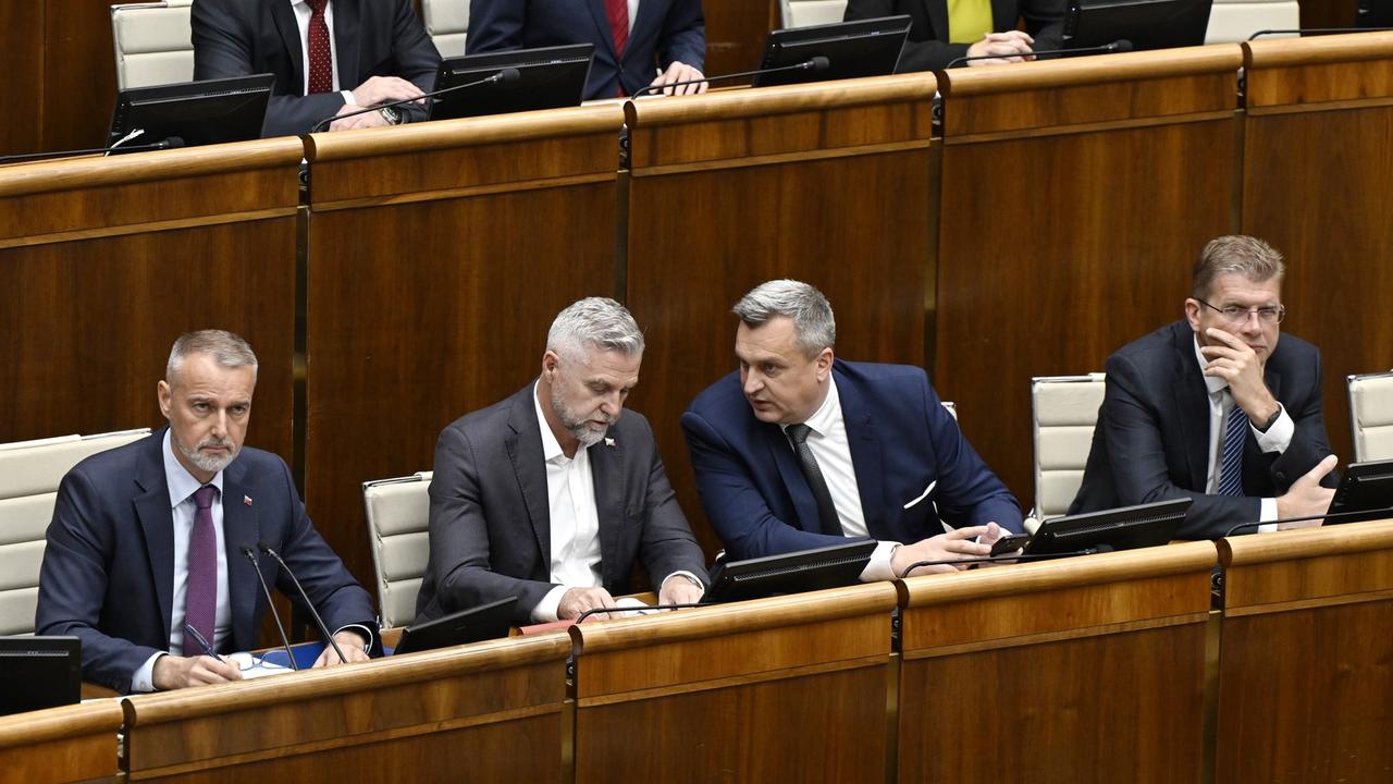 Poslanci Národnej rady (NR) SR ukončili v stredu podvečer 33. schôdzu po tom, čo odhlasovali legislatívu k neziskovým organizáciám.