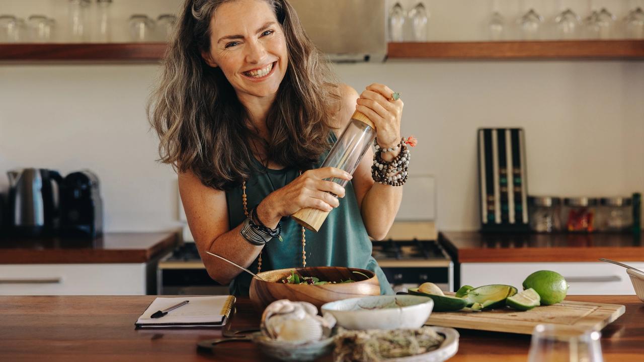 Máte po 50-ke a chcete SCHUDNÚŤ? Tieto 3 diéty odporúčajú odborníci ženám v menopauze a po nej, ZARUČENE fungujú!