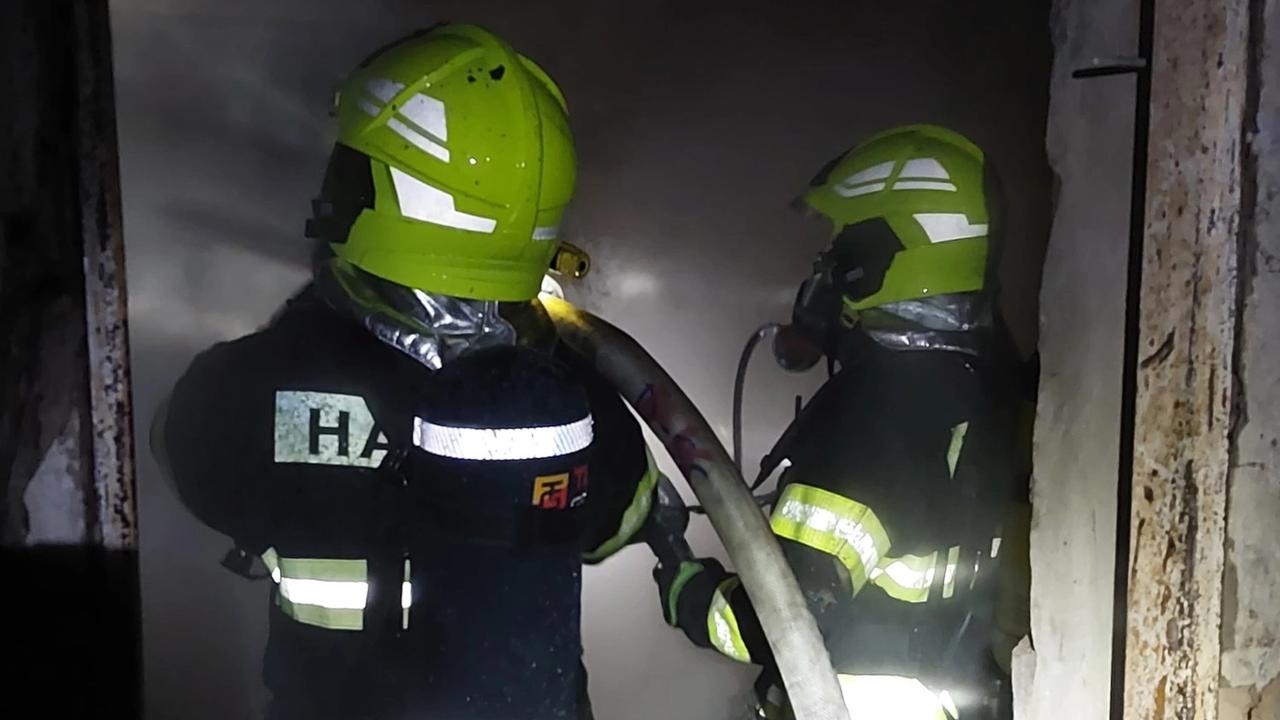 Zásah hasičov pri požiari domu vo Veľkom Grobe.