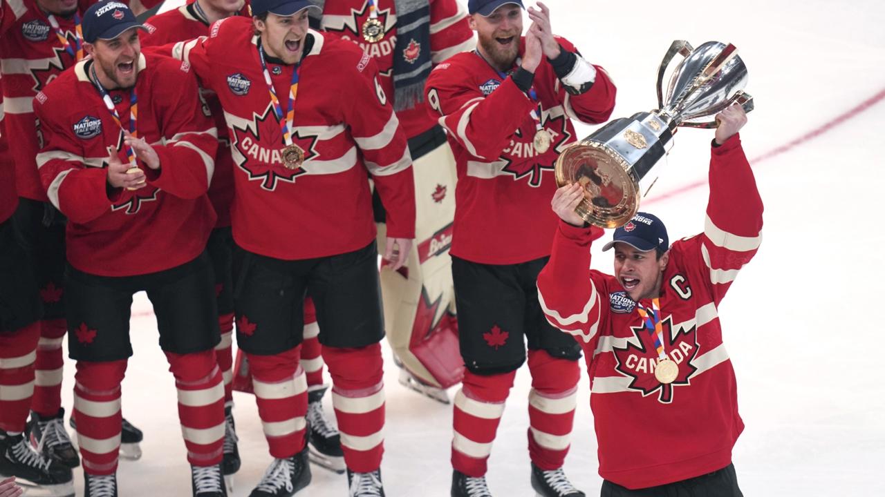 Kapitán Kanady Sidney Crosby (vpravo) drží trofej nad hlavou po finálovom zápase USA - Kanada na Turnaji štyroch krajín.