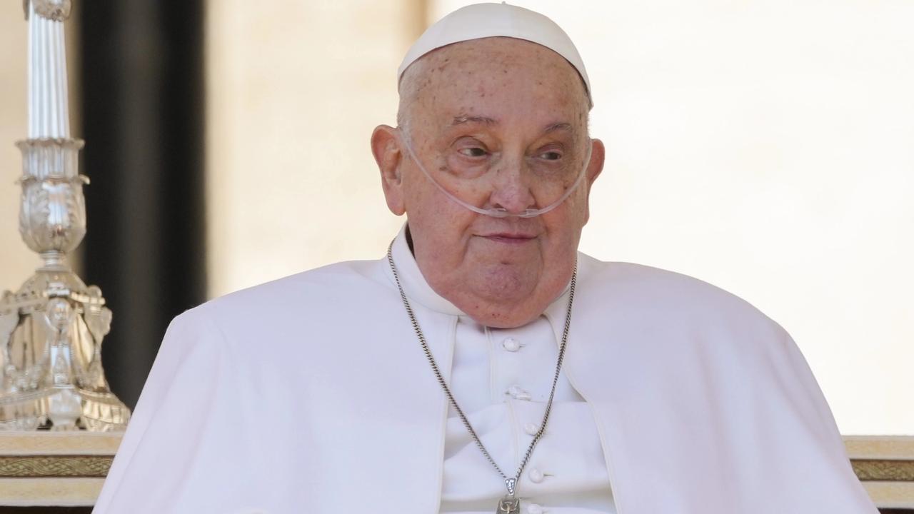 WA 21 Vatikán - Pápež František, ktorý sa po prvý raz od prepustenia z nemocnice objavil na verejnosti, zdraví veriacich na záver bohoslužby na Námestí sv. Petra vo Vatikáne v nedeľu 6. apríla 2025. FOTO TASR/AP
Pope Francis arrives in a wheelchair at the end of a mass in St. Peter's Square at The Vatican, Sunday, April 6, 2025, part of the jubilee of the sick and the health workers. (AP Photo/Andrew Medichini)