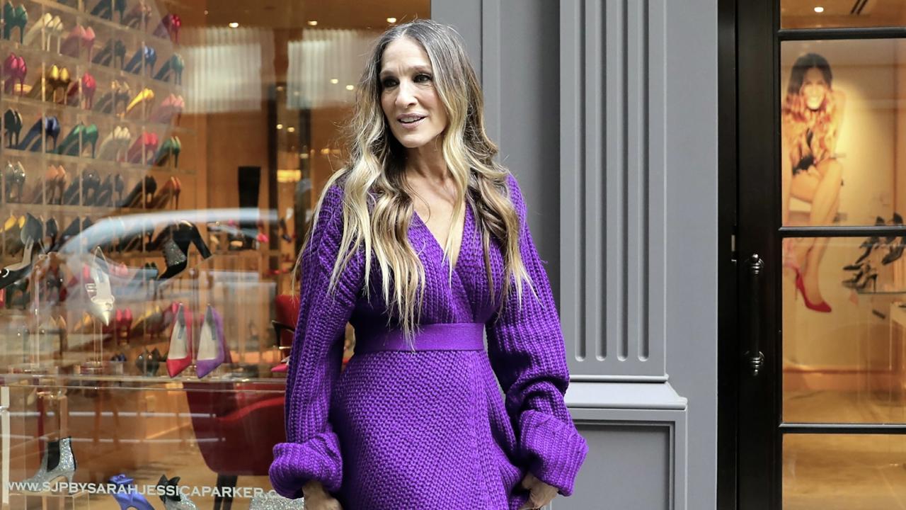 Sarah Jessica Parker. Ak túžite vyniknúť, jednoznačnou voľbou sú šaty vo výrazných farbách červenej, elektrickej modrej, sýtozelenej alebo fialovej. 
-PICTURED: Sarah Jessica Parker 
-,Image: 563537417, License: Rights-managed, Restrictions: , Model Release: no, Pictured: Sarah Jessica Parker