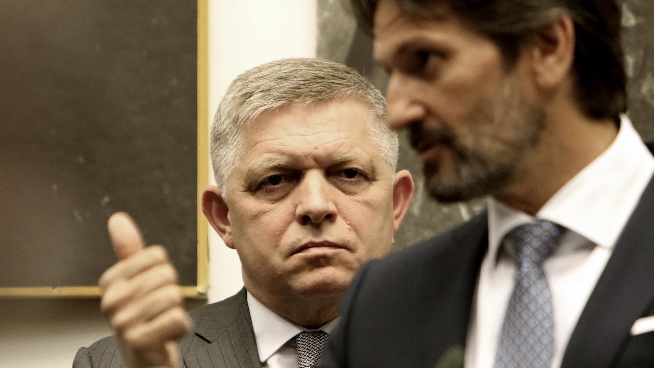 Na snímke zľava premiér SR Robert Fico (Smer-SD) a podpredseda vlády a minister obrany SR Robert Kaliňák (Smer-SD) počas tlačovej konferencie po výjazdovom rokovaní vlády SR v Dome kultúry v Handlovej vo štvrtok 15. mája 2025. FOTO TASR - Ján Krošlák
