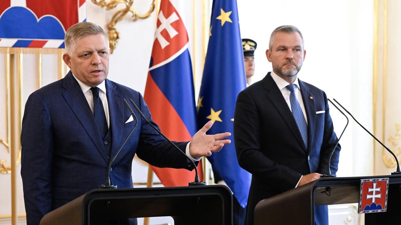 Iniciatívy francúzskeho prezidenta Emmanuela Macrona v mierových rokovaniach o Európe sú v protiklade s tým, po čom na mníchovskej konferencii volala Európa. Vyhlásil to v stredu v rámci výjazdu do Komárna prezident SR Peter Pellegrini, informuje spravodajca TASR.