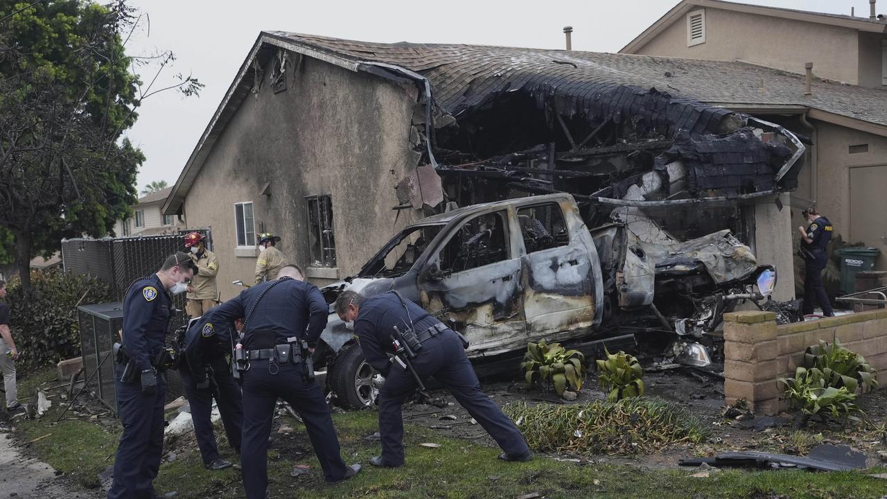 WA 11 San Diego - Príslušníci záchranných zložiek zasahujú po páde malého súkromného lietadla v obytnej zóne v meste San Diego v americkom štáte Kalifornia vo štvrtok 22. mája 2025. Pri páde poškodilo viaceré domy a úrady nariadili evakuáciu. Podľa úradov mohol pád zasiahnuť až 15 domov, presný rozsah škôd doposiaľ nebol známy. FOTO TASR/AP
Authorities work the scene where a small plane crashed into a San Diego neighborhood, setting several homes on fire and forcing evacuations along several blocks early Thursday, May 22, 2025. (AP Photo/Gregory Bull)