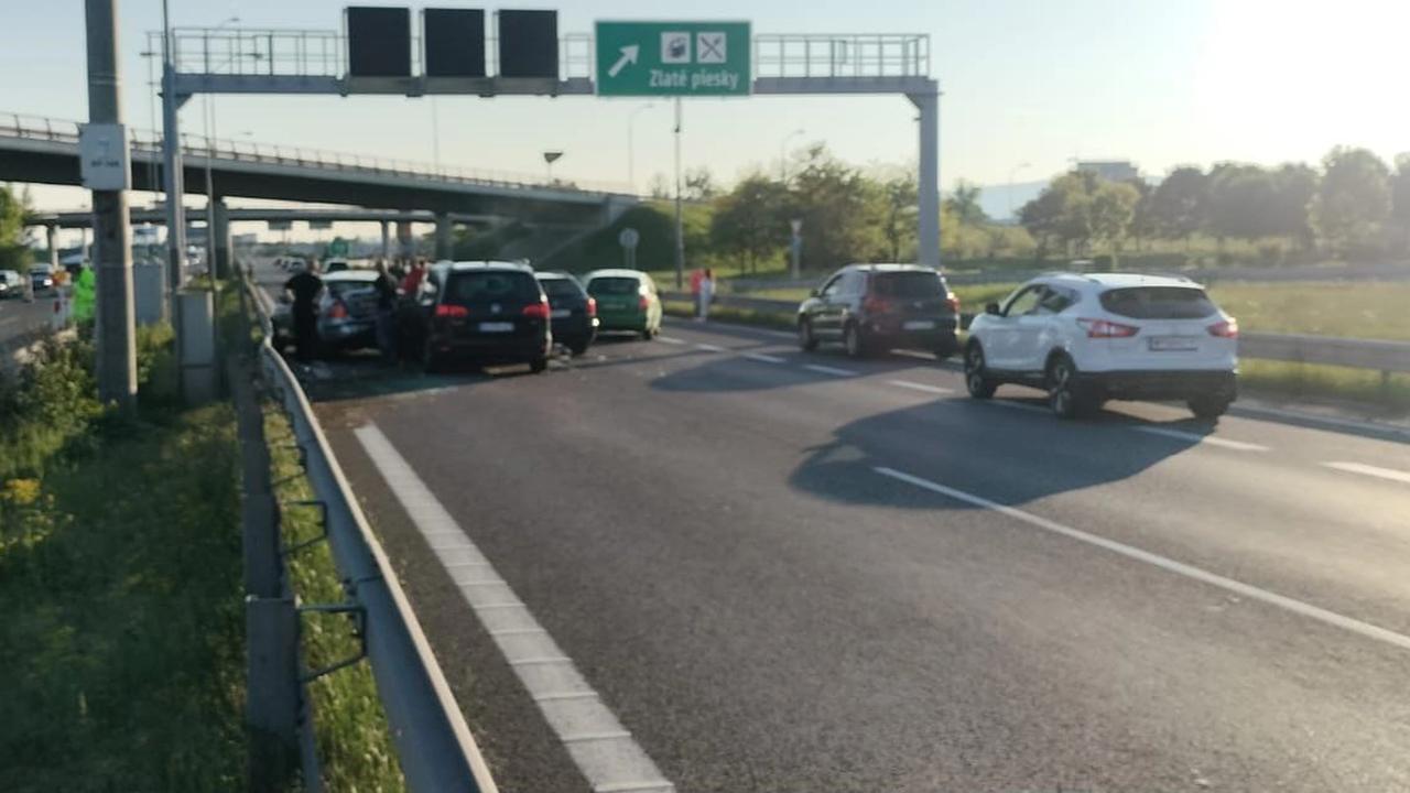 Aktuálne dopravní policajti Krajského riaditeľstva PZ v Bratislave vykonávajú úkony spojené s udalosťou v cestnej premávke na 13 km diaľnice D1 v smere do Bratislavy (tesne pred ČS Slovnaft na začiatku Bratislavy), kde prišlo k zrážke šiestich motorových vozidiel.