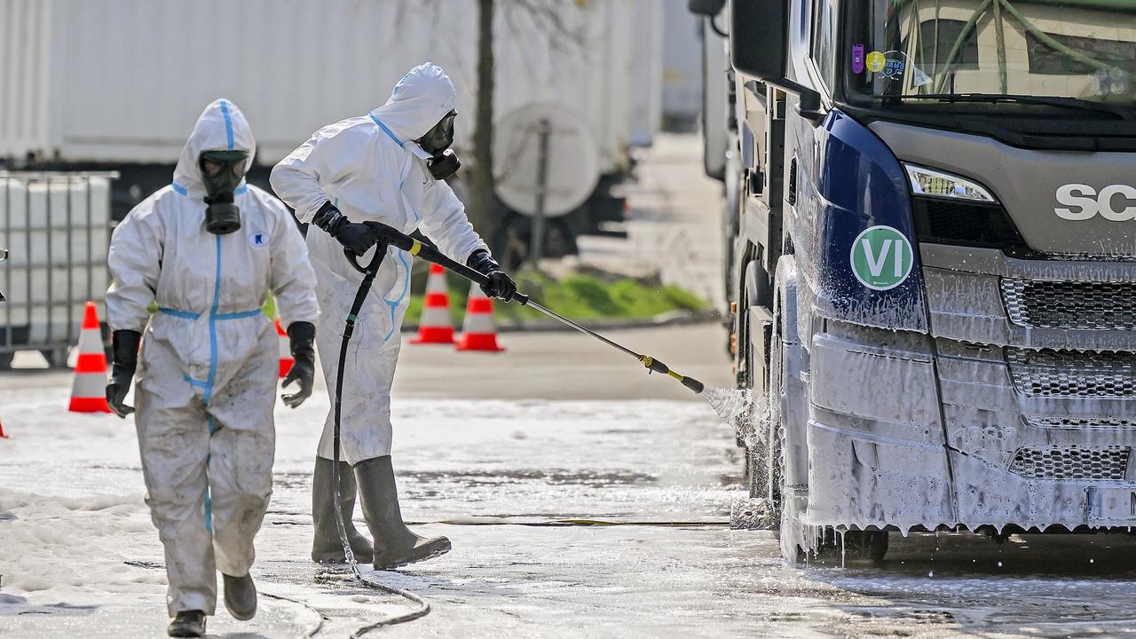 Vozidlá prechádzajú komplexnou dezinfekciou.