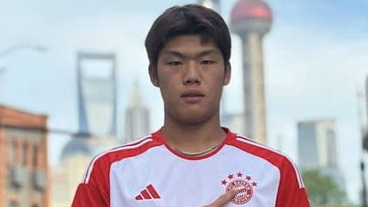 Mladý futbalista Guo Jiaxuan (18) počas bežného tréningu utrpel zranenie, po ktorom bojuje o život