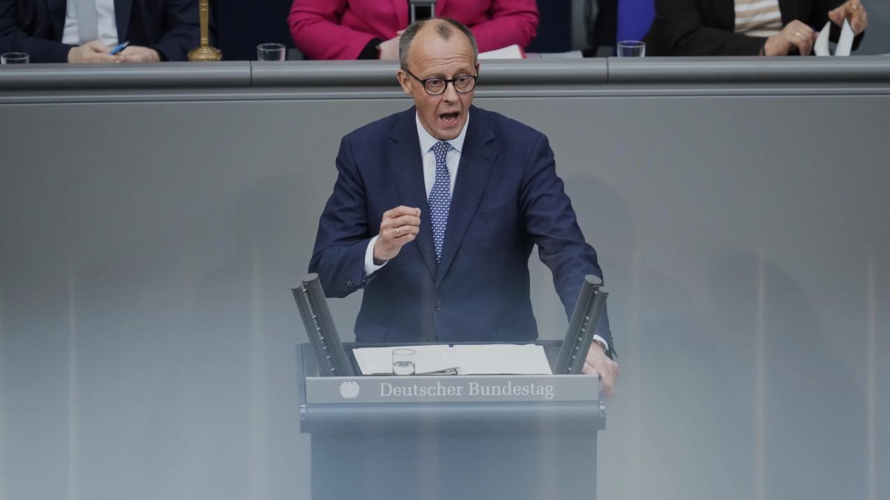 JB 24 Berlín - Nemecký opozičný líder a predseda nemeckých kresťanských demokratov (CDU) Friedrich Merz rozpráva počas prejavu na zasadnutí v nemeckom parlamente Bundestag v Berlíne 13. marca 2025. Odchádzajúci nemecký parlament sa zišiel vo štvrtok, aby prerokoval zmenu ústavy, ktorá umožní prijatie rozsiahleho vládneho balíka výdavkov na obranu a infraštruktúru, a to aj napriek pretrvávajúcim sporom medzi zákonodarcami. TASR o tom informuje na základe správy agentúry DPA. FOTO TASR/AP 

German opposition leader and Christian Democratic Union party chairman Friedrich Merz delivers his speech during a meeting of the German federal parliament, Bundestag, at the Reichstag building in Berlin, Germany, Thursday, March 13, 2025. (AP Photo/Ebrahim Noroozi)