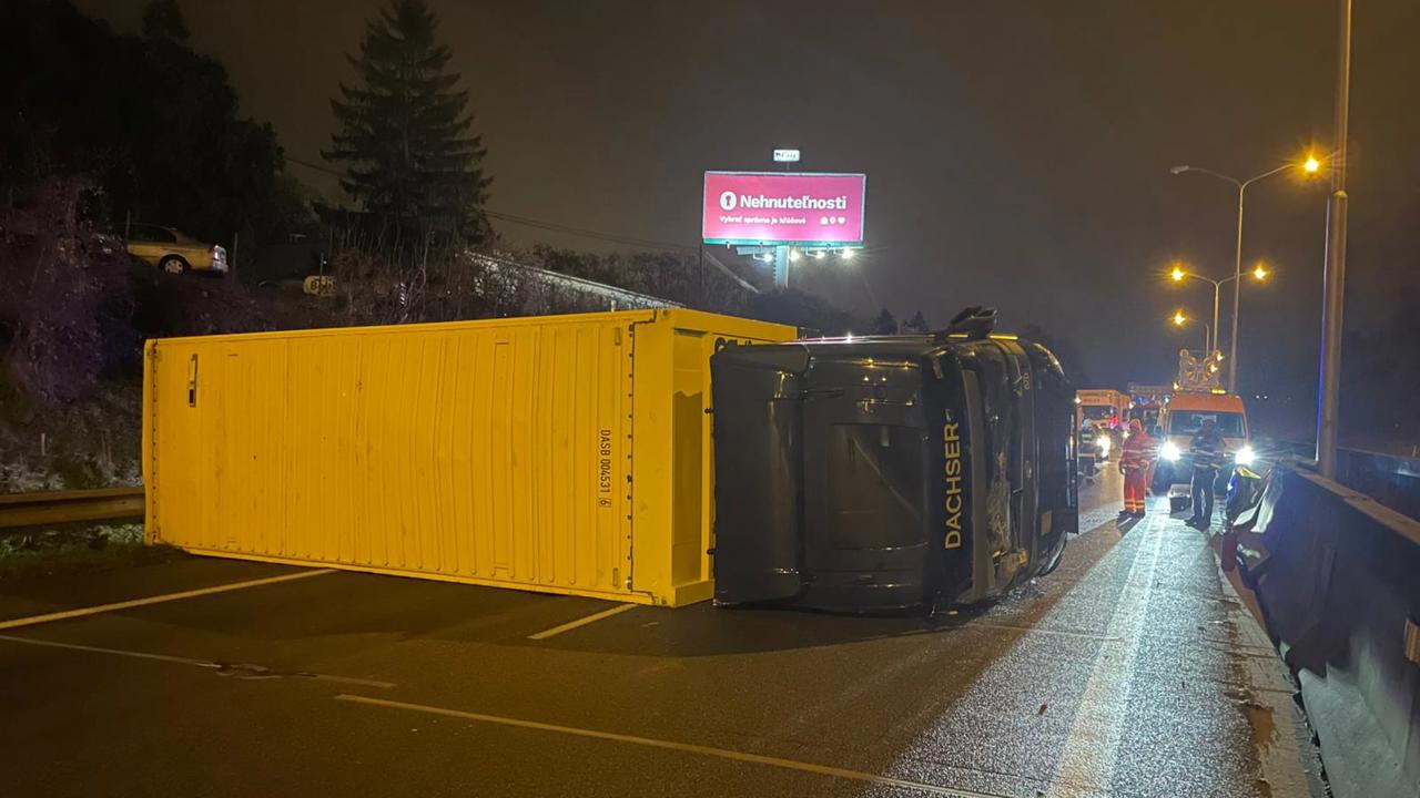 Na diaľnici pri Bratislave sa prevrátil kamión.