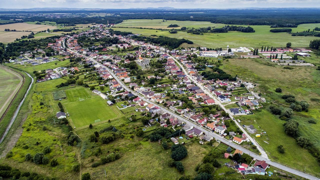 Podľa prvej písomnej zmienky, ktorá siaha do roku 1392, sa obec Čáry nazývala Cher – tak ako svetoznáma speváčka.