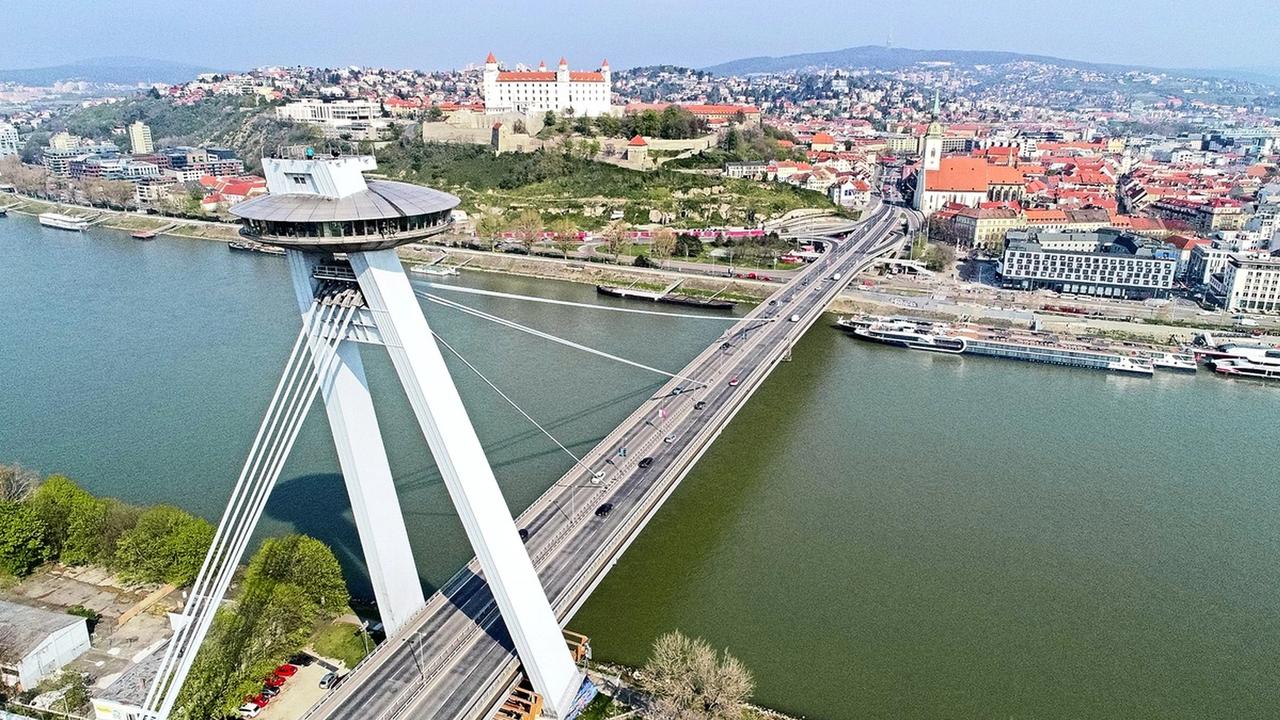 Vyčistili všetky okná na Moste SNP