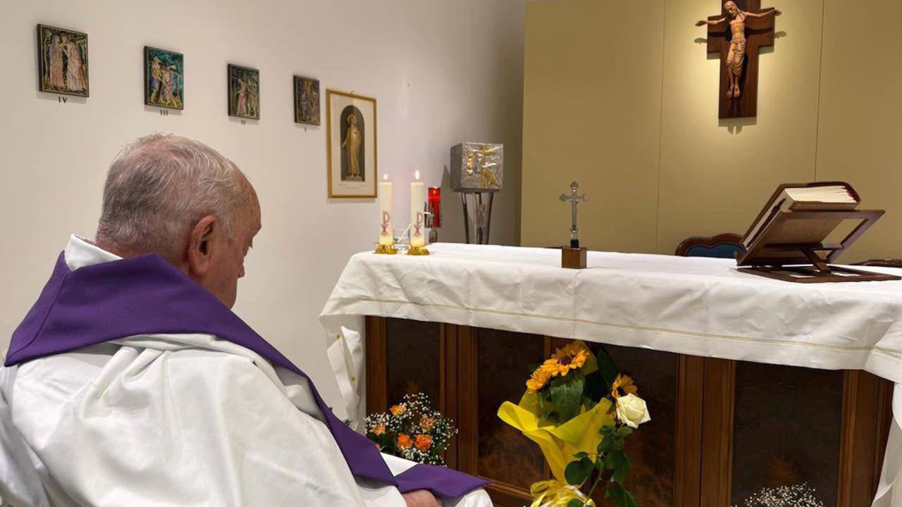 Prvá FOTO pápeža Františka od hospitalizácie.