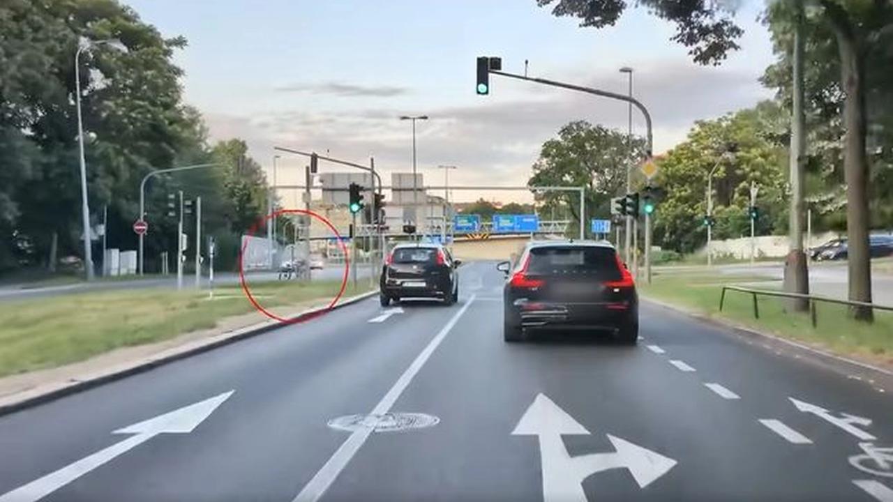 Policajti z českého oddelenia Břevnov prenasledovali šialeného cyklistu, ktorý pred nimi utekal v tuneli v protismere. Bol pritom celoštátne hľadaný.