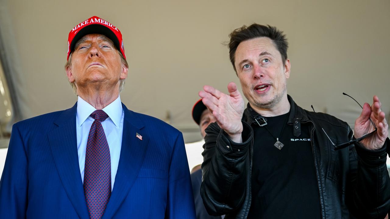 Elon Musk (vpravo) má k Donaldovi Trumpovi čoraz bližšie.