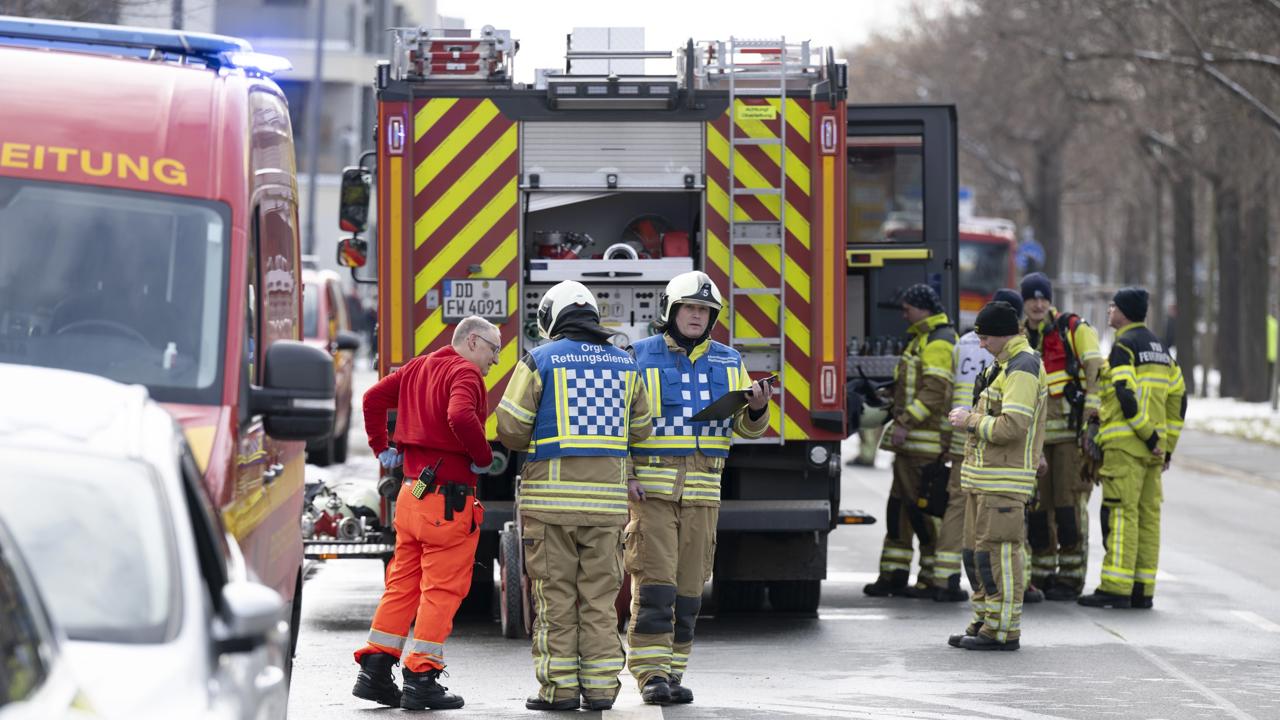 Pri požiari v nemeckom meste Drážďany zahynuli dve osoby a ďalšia utrpela zranenia. Požiar vypukol vo výškovej budove na 11. poschodí, uviedol v sobotu hovorca hasičov.