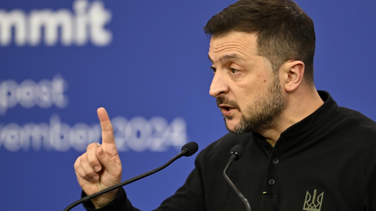 WA 53 Budapešť - Ukrajinský prezident Volodymyr Zelenskyj gestikuluje na tlačovej konferencii na 5. summite Európskeho politického spoločenstva (EPC) v Budapešti vo štvrtok 7. novembra 2024. FOTO TASR/AP

Ukraine's President Volodymyr Zelenskyy speaks during a press conference during the European Political Community (EPC) Summit at the Puskas Arena in Budapest , Hungary, Thursday, Nov. 7, 2024. (AP Photo/Denes Erdos)