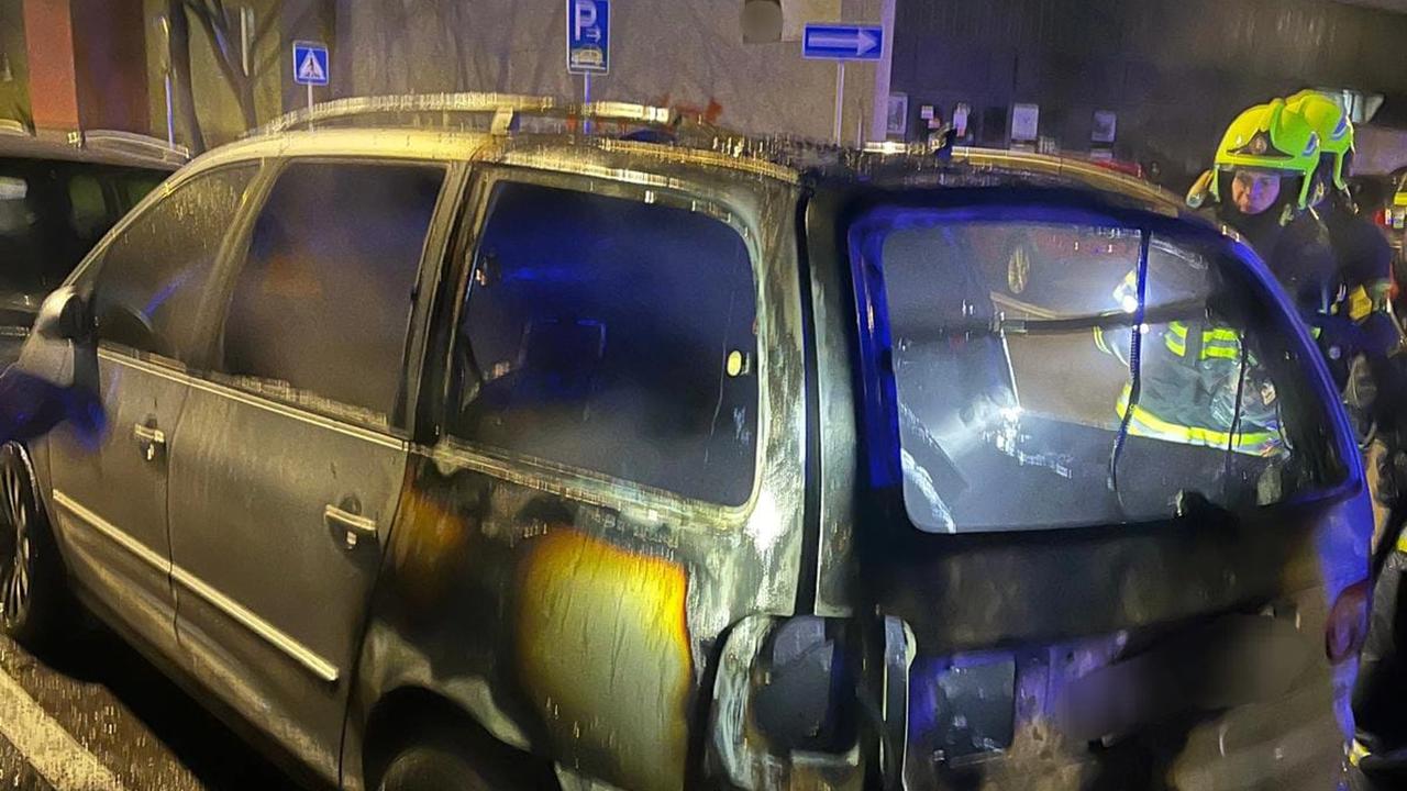 Hasiči mali opäť plné ruky práce! Dnešné ráno zasahovali v druhom v druhom bratislavskom okrese pri požiari auta. Po uhasení hasičov čakalo nemilé prekvapenie