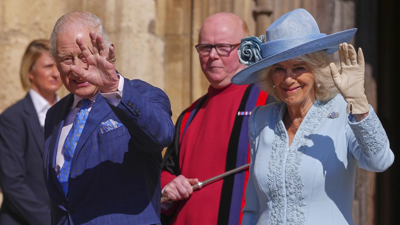 Britský kráľ Karol III. a britská kráľovná Kamila zdravia dav počas príchodu na veľkonočnú bohoslužbu v Kaplnke sv. Juraja na Windsorskom hrade v nedeľu 20. apríla 2025.