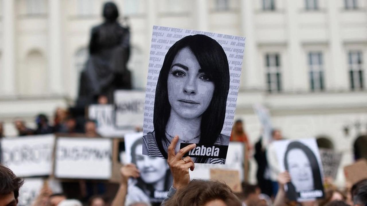 Poľsko: Súd odsúdil troch lekárov v medializovanom prípade smrti tehotnej ženy