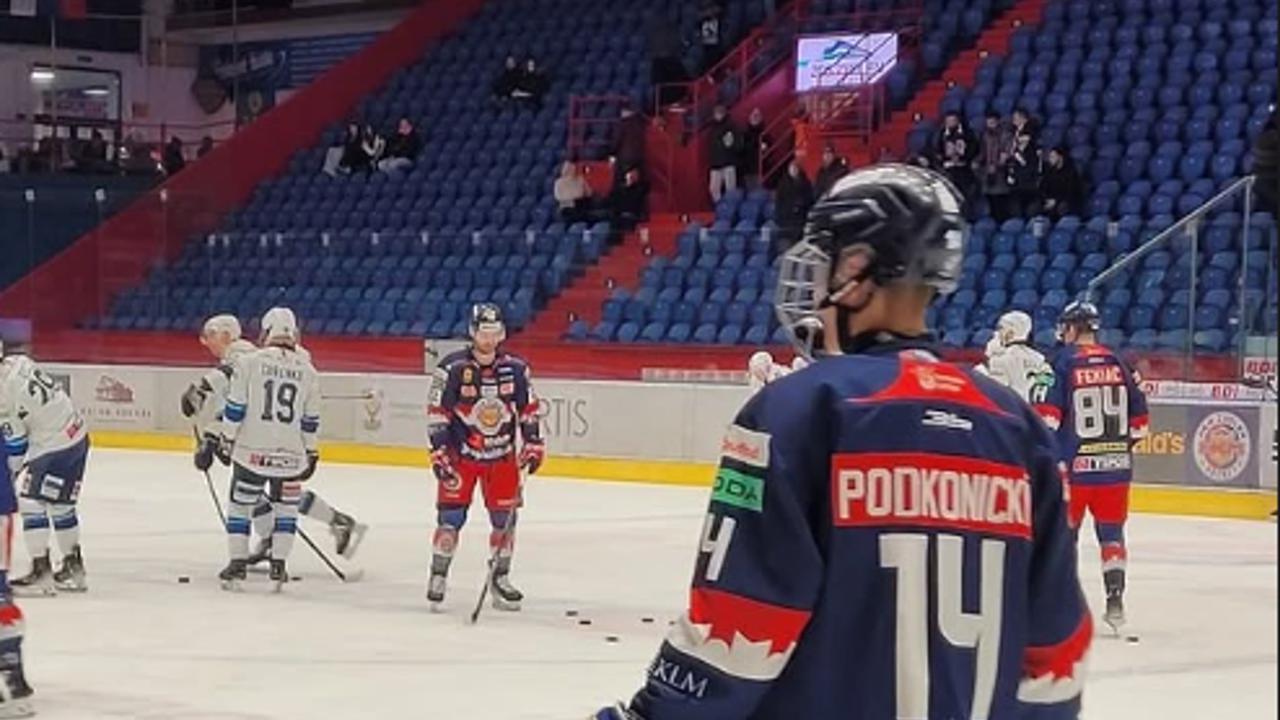 Tayler Podkonický debutoval v extralige. 