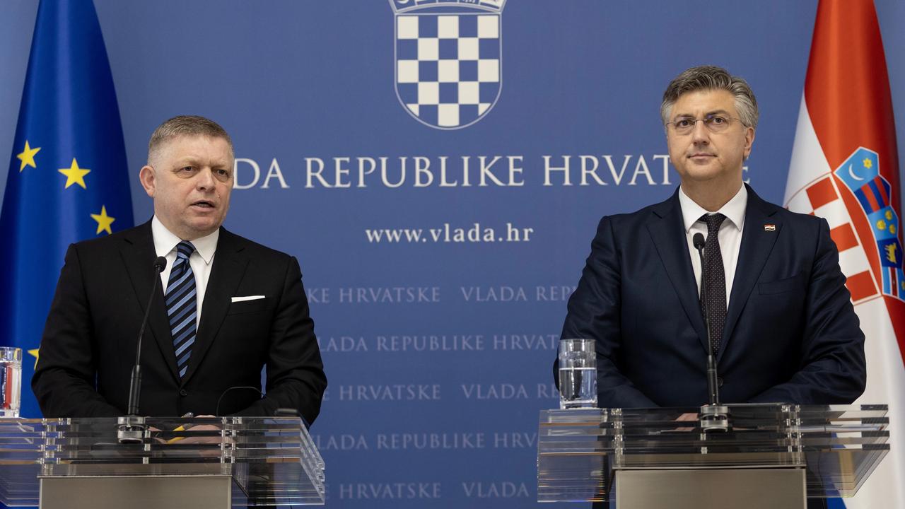 Na snímke slovenský premiér Robert Fico (vľavo) a chorvátsky premiér Andrej Plenkovič počas tlačovej konferencie v Záhrebe v stredu 16. apríla 2025. Premiér SR pricestoval na jednodňovú oficiálnu návštevu Chorvátska, kde sa stretol s najvyššími predstaviteľmi krajiny.