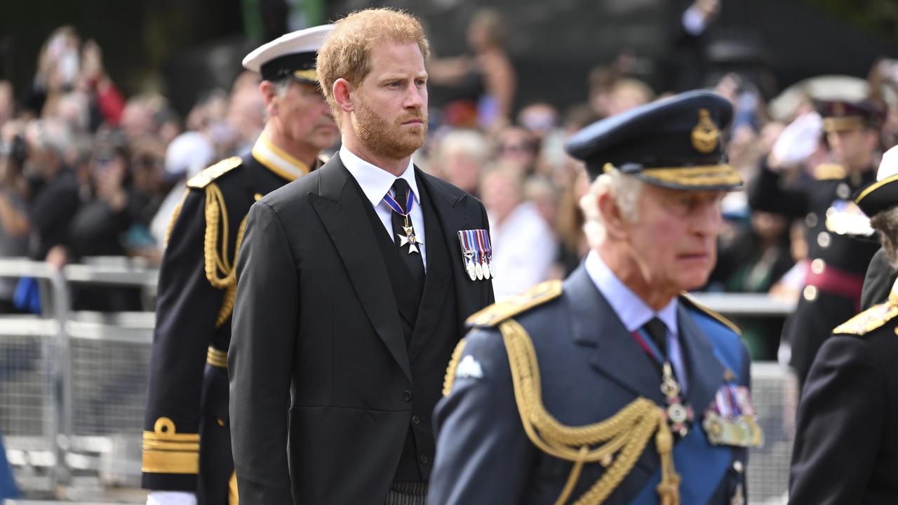Princ Harry má s otcom kráľom Karolom III. zložitý vzťah.