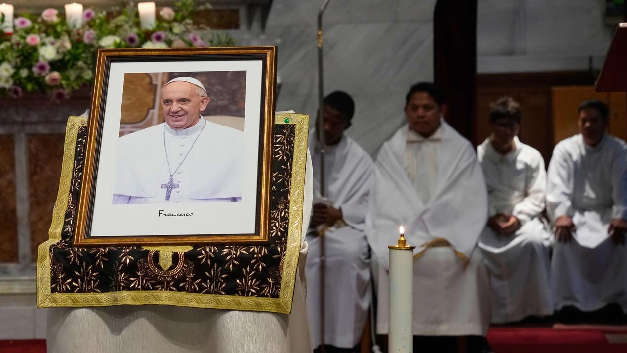 Pápež František zomrel deň po tom, ako na Veľkonočnú nedeľu udelil požehnanie Urbi et Orbi (mestu Rím a svetu).