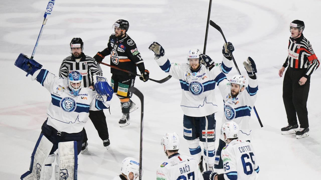 Na snímke hráči Nitry sa tešia z víťazstva po piatom zápase finále play off hokejovej Tipos extraligy HC Košice - HK Nitra v Košiciach v piatok 25. apríla 2025. Nitra zvíťazila na ľade Košíc 4:2. Odvrátila tým majstrovské oslavy „oceliarov“ a znížila stav série na 2:3. Šiesty duel je na programe v nedeľu pod Zoborom. FOTO TASR - František Iván