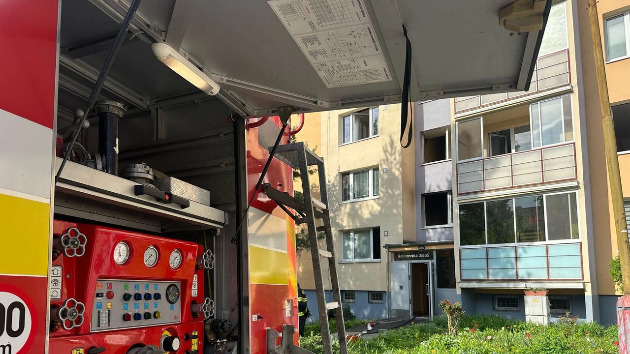 Hasiči aktuálne zasahujú pri požiari bytu v bytovom dome na Kalinovskej ulici v Košiciach. Požiar spôsobil silné zadymenie spoločných priestorov, preto prebieha evakuácia obyvateľov z celého bytového domu. Informuje o tom Krajské riaditeľstvo Hasičského a záchranného zboru (HaZZ) v Košiciach na sociálnej sieti.