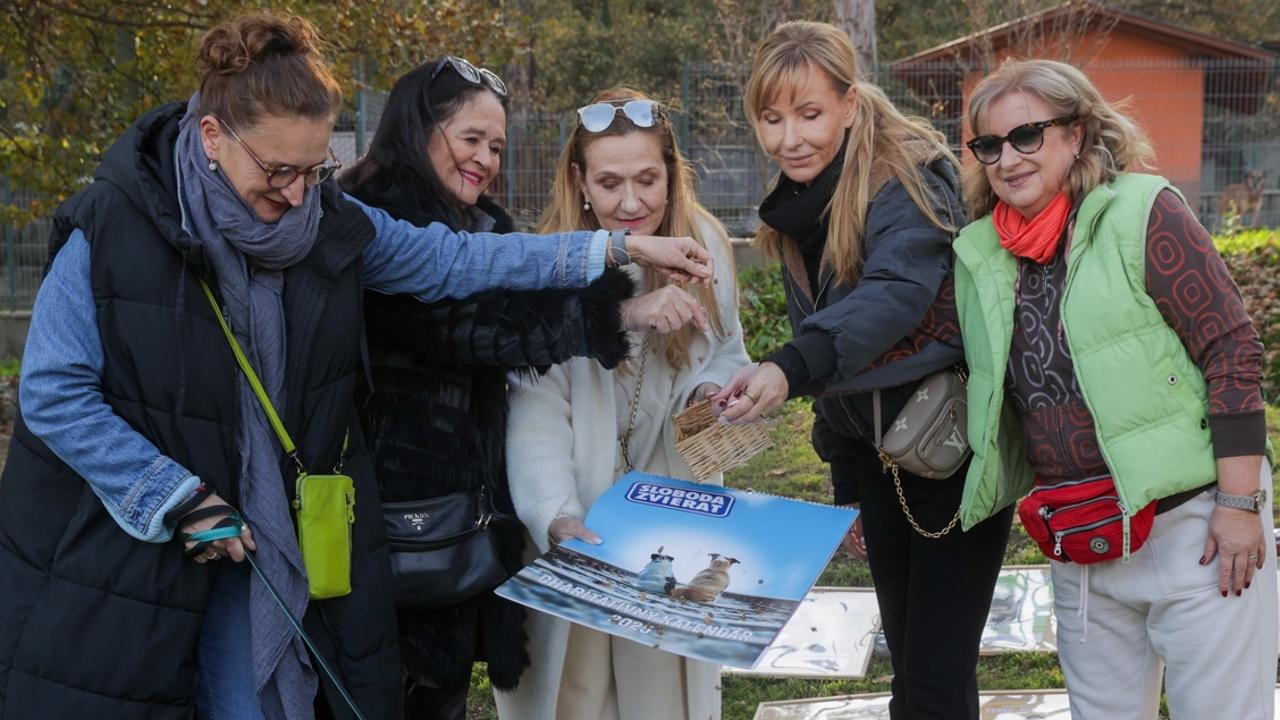 Na snímke krst charitatívneho kalendára Zloboda Zvierat